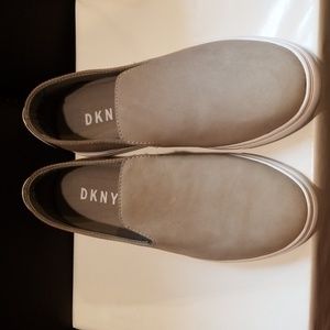 Kids DKNY casual gray leather tennis shoe 5M